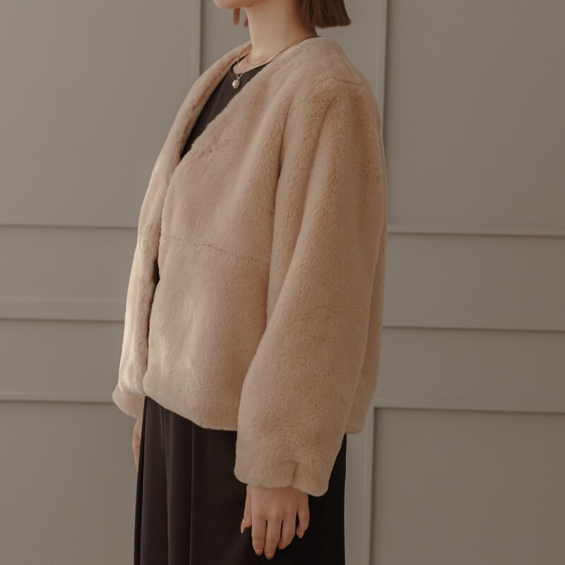 ベージュのフェイクファージャケットの商品画像2