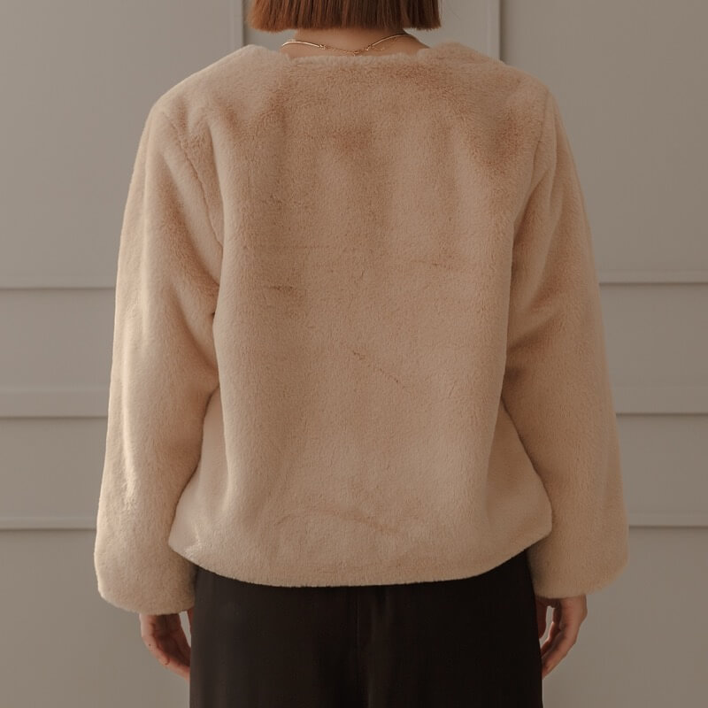 ベージュのフェイクファージャケットの商品画像3