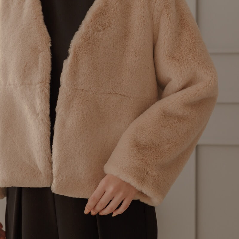 ベージュのフェイクファージャケットの商品画像4