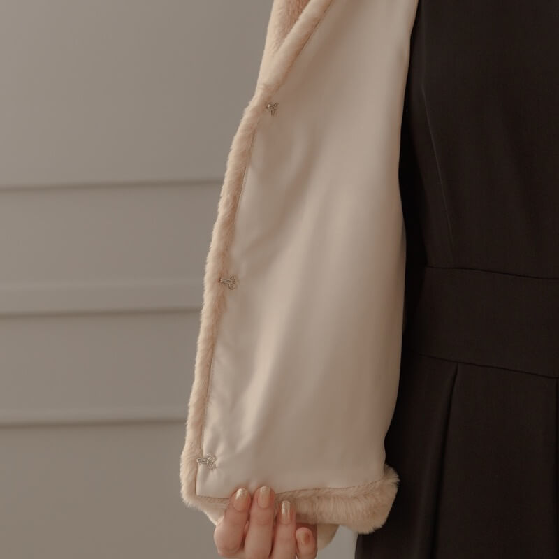 ベージュのフェイクファージャケットの商品画像5