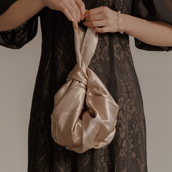 ゴールドのワンハンドルサテンバッグ | E-8086