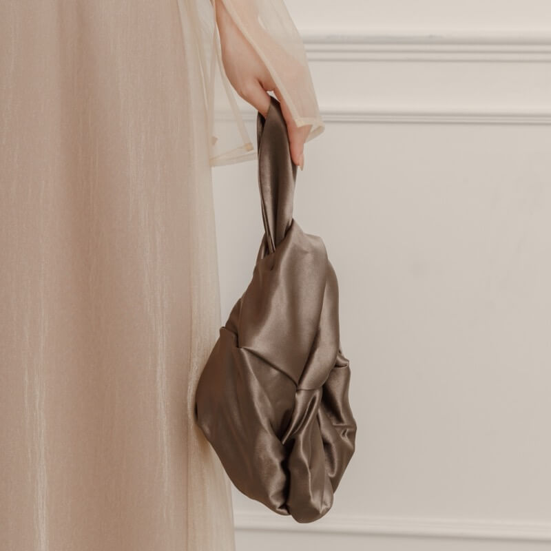 ブラウンのワンハンドルサテンバッグの商品画像2