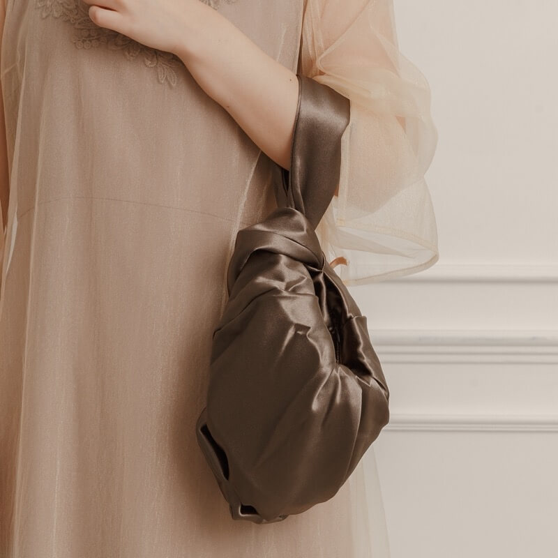 ブラウンのワンハンドルサテンバッグの商品画像3
