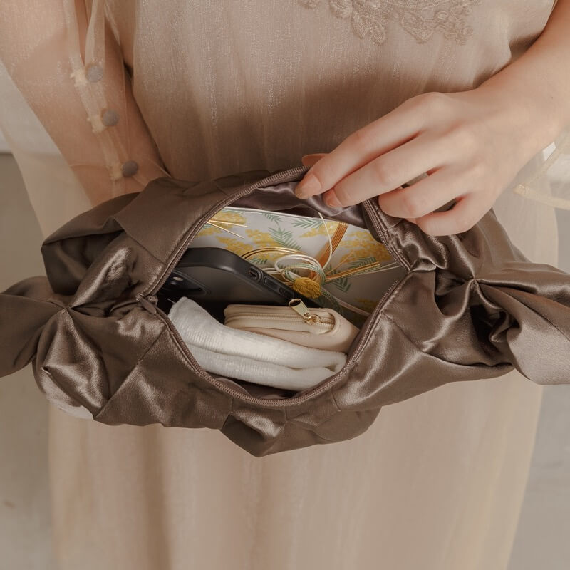 ブラウンのワンハンドルサテンバッグの商品画像4