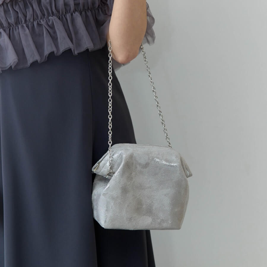 シルバーのシャイニーレザーミニバッグの商品画像3