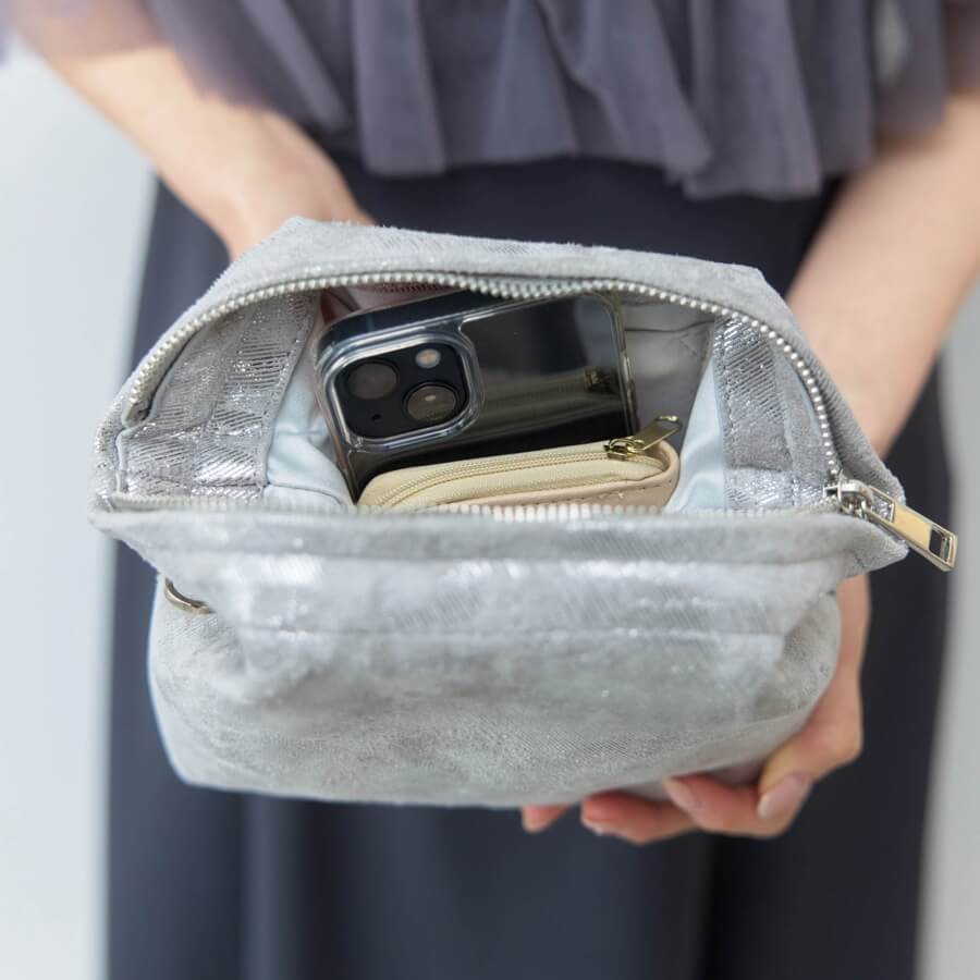 シルバーのシャイニーレザーミニバッグの商品画像4