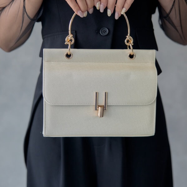 ベージュのメタルバングルバッグ | E-8100