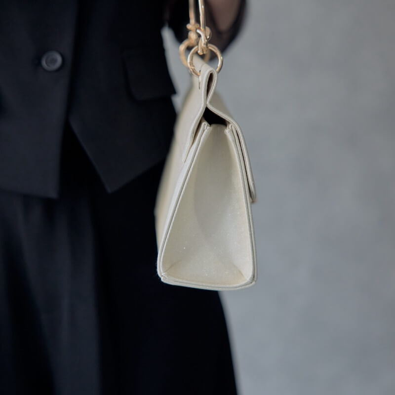 ベージュのメタルバングルバッグの商品画像2