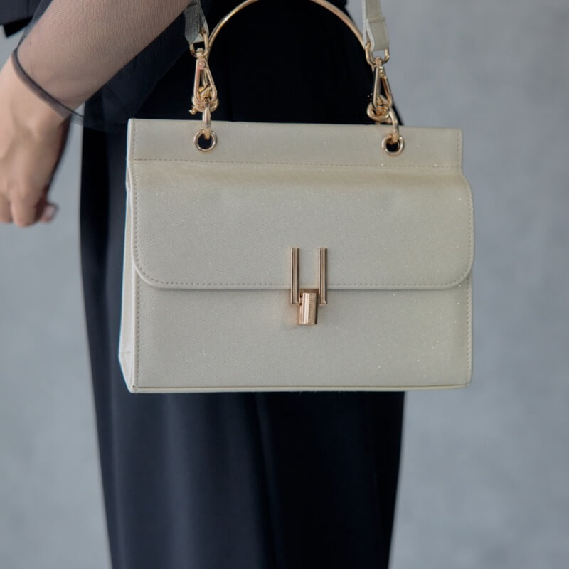 ベージュのメタルバングルバッグの商品画像3