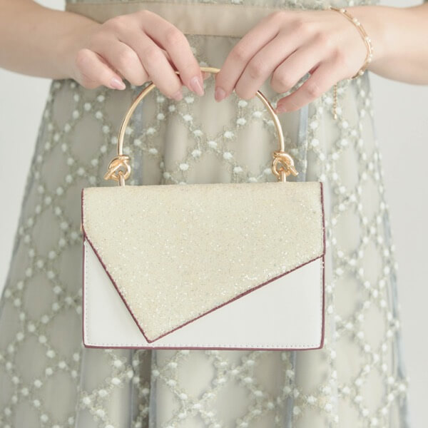 オフホワイトのラメフラップレザーバッグ | E-8103