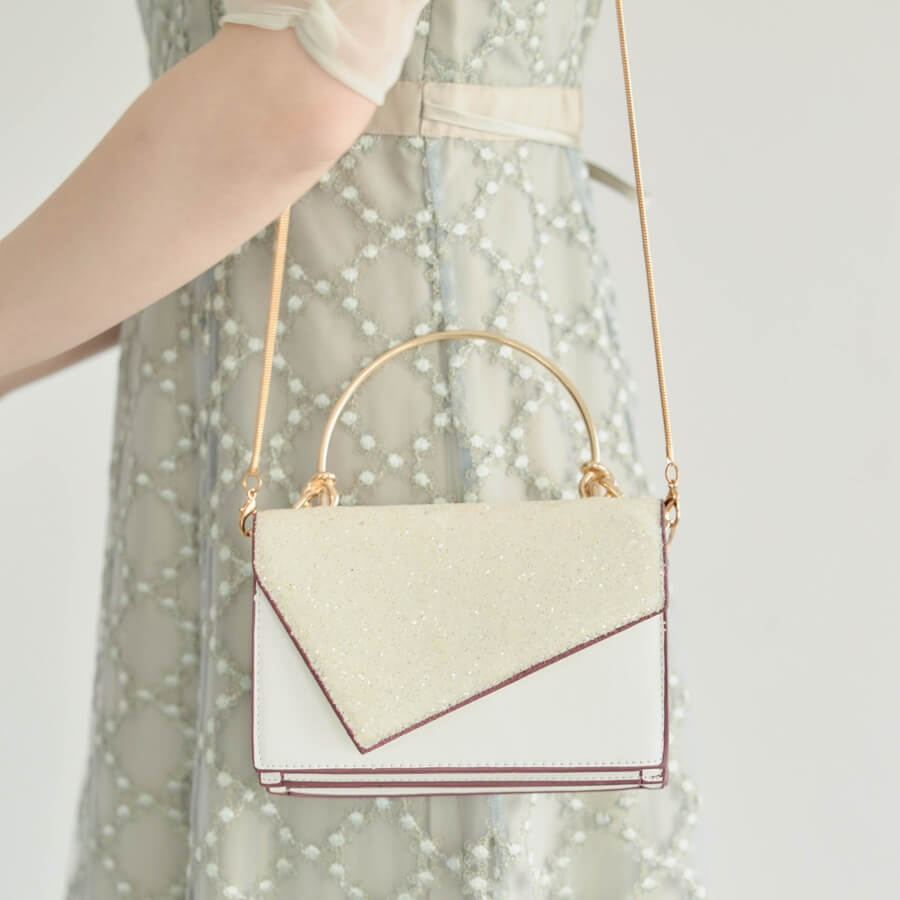 オフホワイトのラメフラップレザーバッグの商品画像3