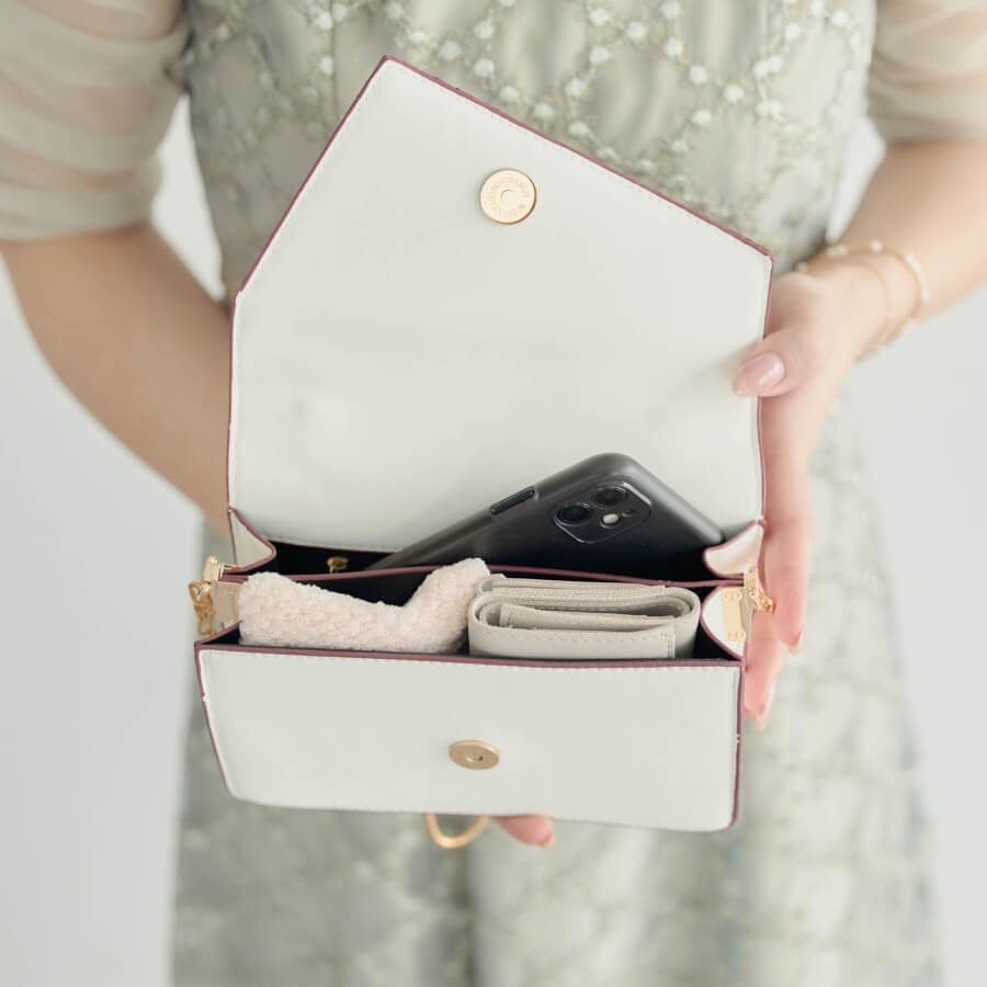 オフホワイトのラメフラップレザーバッグの商品画像4