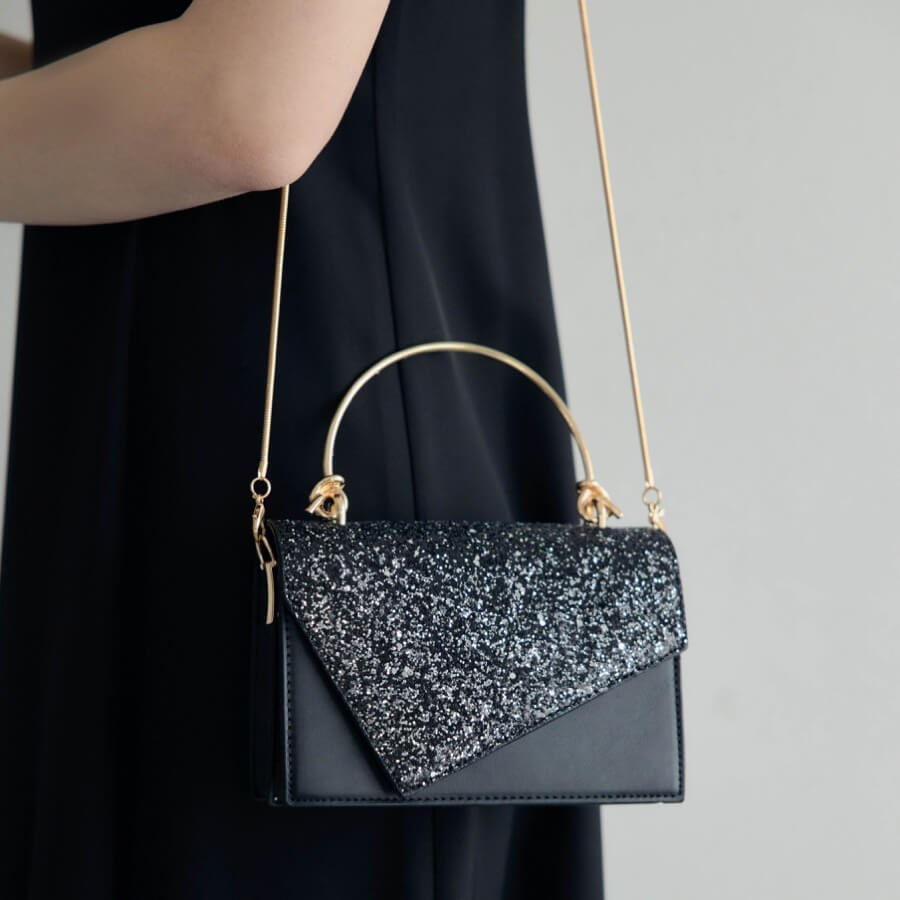 ブラックのラメフラップレザーバッグの商品画像3