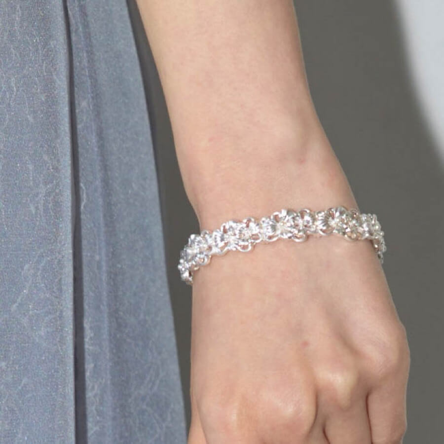 シルバーのメタルフラワーラバーブレスレットの商品画像2