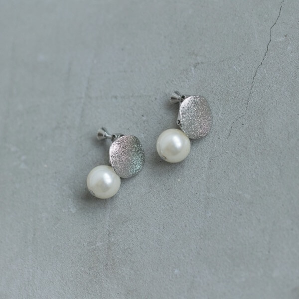 シルバーのマットプレートパールイヤリング | I-0074