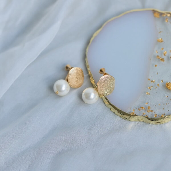 ゴールドのマットプレートパールイヤリング | I-0075