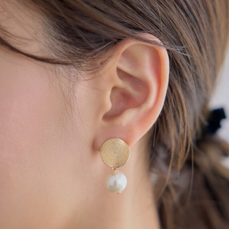 ゴールドのマットプレートパールイヤリングの商品画像3