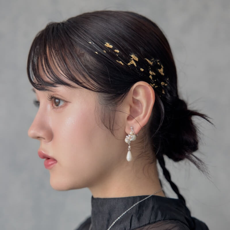 シルバーのミニフラワーパールイヤリングの商品画像2