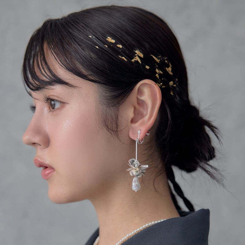 シルバーのメタルフラワーパールイヤリングの商品画像2