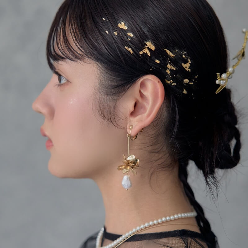 ゴールドのメタルフラワーパールイヤリングの商品画像2