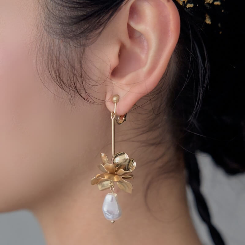 ゴールドのメタルフラワーパールイヤリングの商品画像3