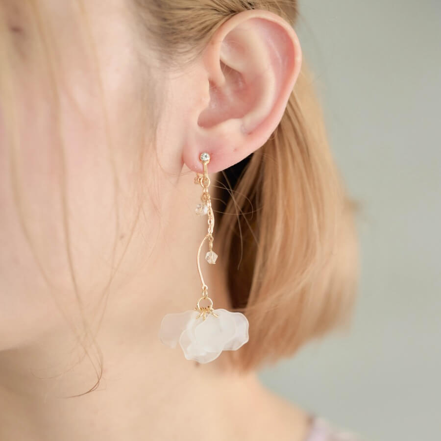 ゴールドのシアーフラワーイヤリングの商品画像3