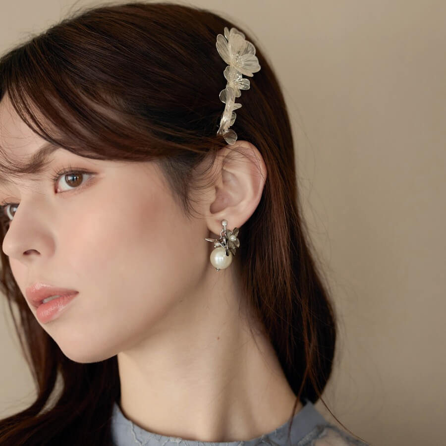 シルバーのフラワーメタルパールイヤリングの商品画像2