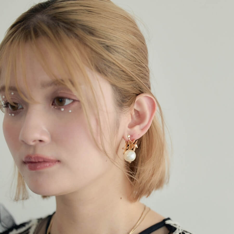 ゴールドのフラワーメタルパールイヤリングの商品画像2