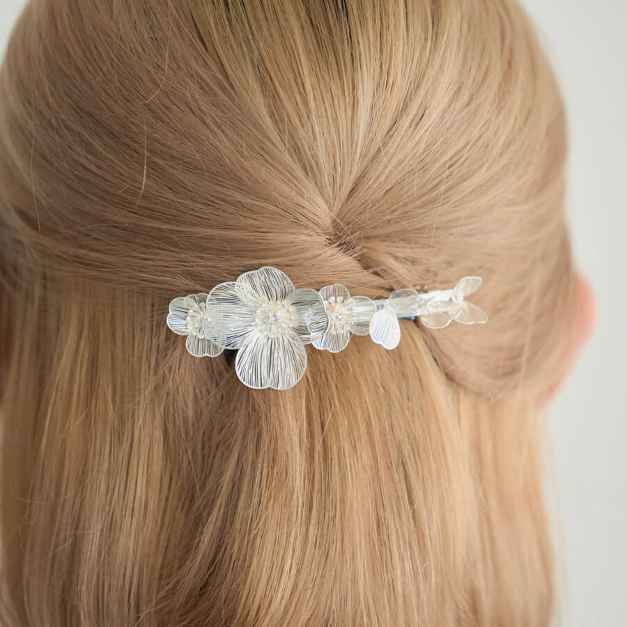 シルバーの透かしフラワーバレッタの商品画像3