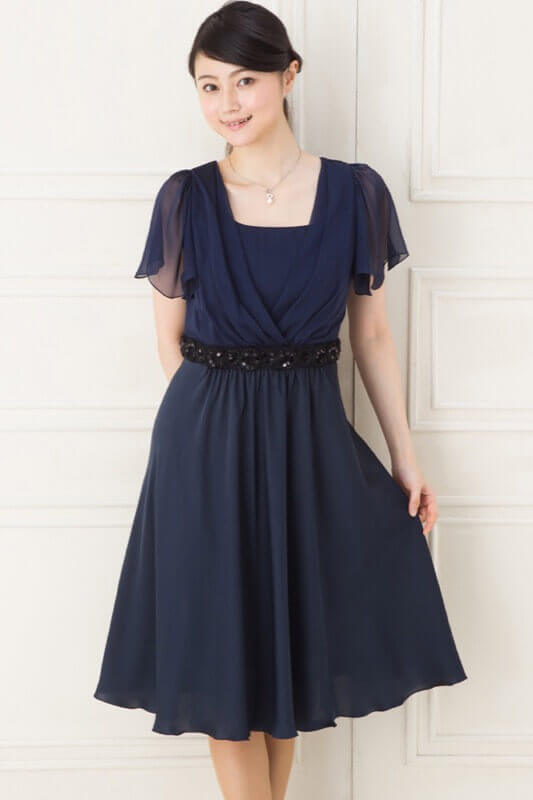 袖ありウエストスパンコール飾りの濃紺ジョーゼットミニドレスのサムネイル画像