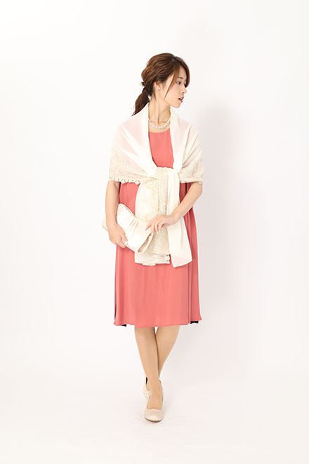 コーラルピンクのサイドレースドレスの商品画像5