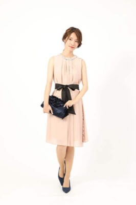 ピンクベージュのビジューネックドレスのサムネイル画像