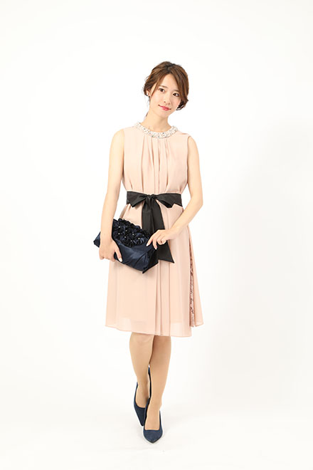 ピンクベージュのビジューネックドレスの商品画像1