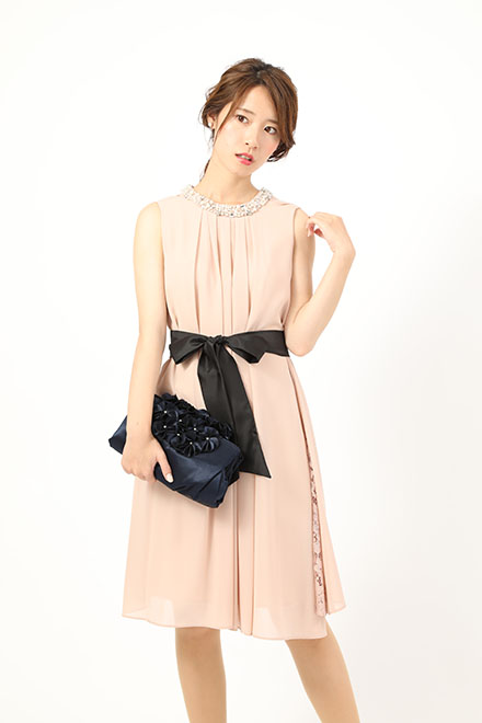 ピンクベージュのビジューネックドレスの商品画像2