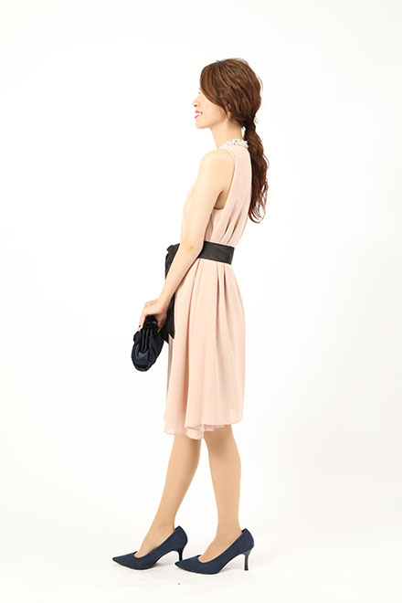 ピンクベージュのビジューネックドレスの商品画像3