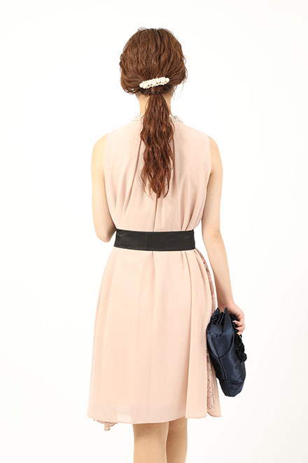 ピンクベージュのビジューネックドレスの商品画像4
