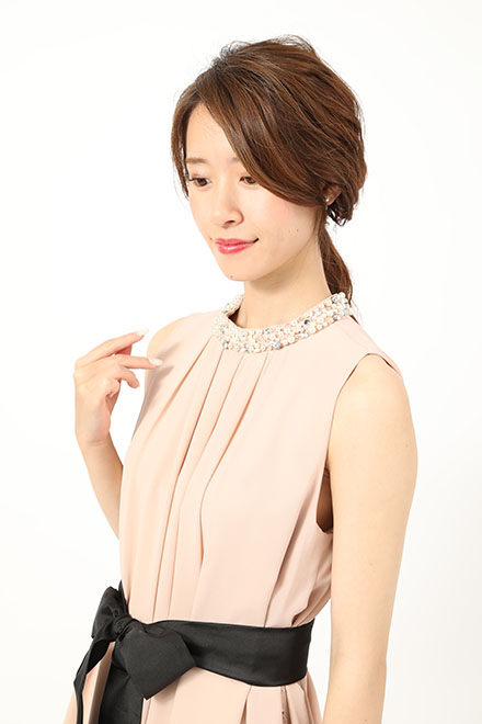 ピンクベージュのビジューネックドレスの商品画像8