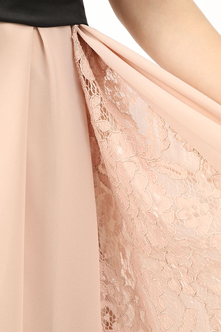ピンクベージュのビジューネックドレスの商品画像9