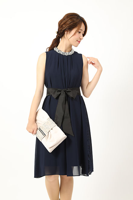 ネイビーのビジューネックドレスの商品画像2