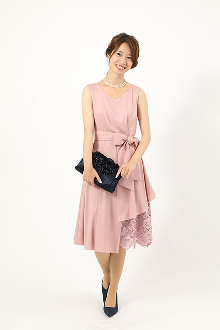 ピンクのウエストリボン付きアシンメトリーレースドレスの商品画像1