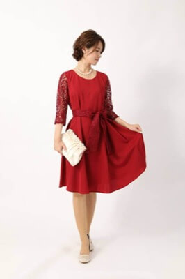 赤の袖付きシンプルドレスのレンタルドレス