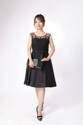 黒の刺繍ミニドレスのサムネイル画像