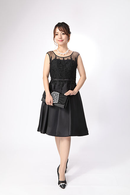 黒の刺繍ミニドレスの商品画像1
