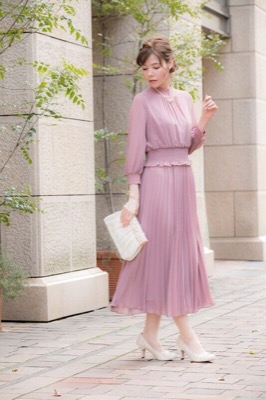 ピンクの袖付きロングプリーツドレス