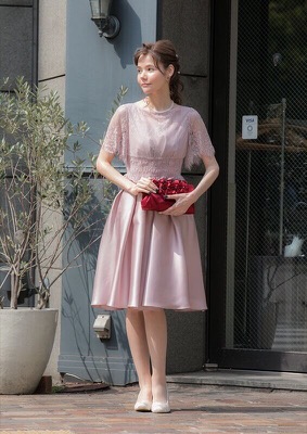 ピンクの半袖レーストップス付きフレアドレスのレンタルドレス