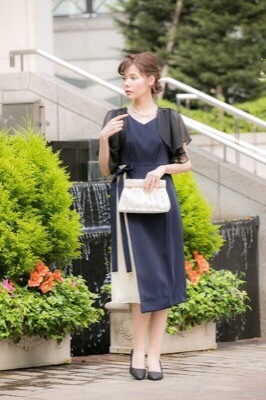ネイビーのアシンメトリープリーツタイトドレスのレンタルドレス