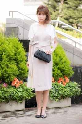 ピンクのアシンメトリープリーツタイトドレスのサムネイル画像