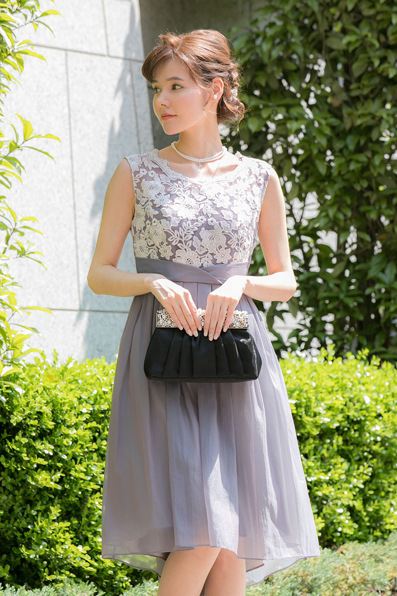 ライトグレーの刺繍入りオーガンジードレスの商品画像5