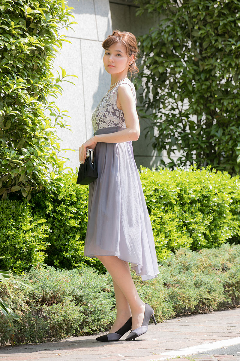 ライトグレーの刺繍入りオーガンジードレスの商品画像6