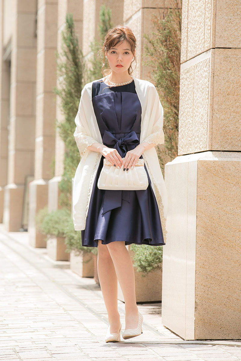 ネイビーのサテン切替ドレス